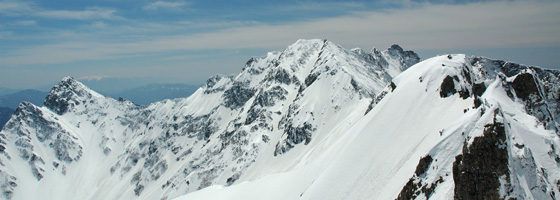 北アルプス穂高連峰に降り積もった雪